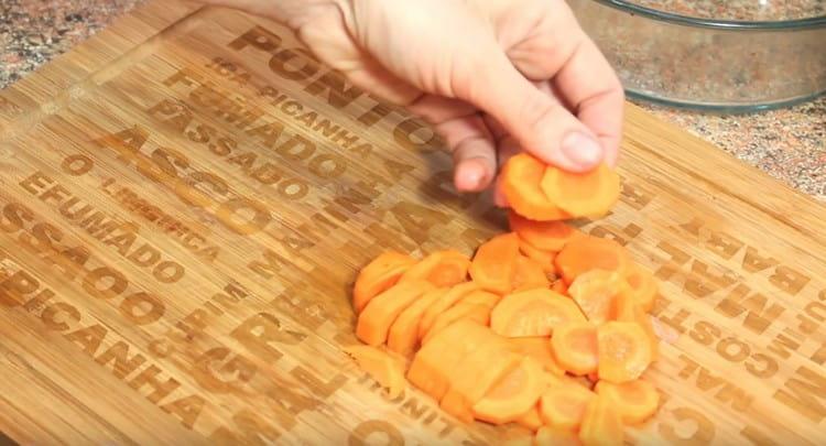 Cortar las zanahorias en círculos.