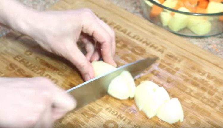 Cut potatoes into slices.