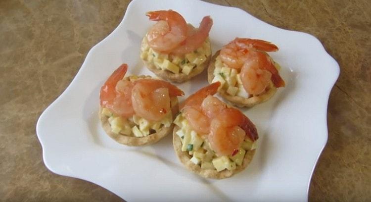 Appetizing and beautiful tartlets with shrimps are ready.