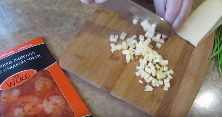 corte el queso duro en cubos pequeños.