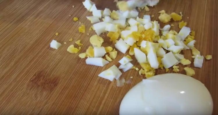 Al igual que el queso, cortamos los huevos duros.