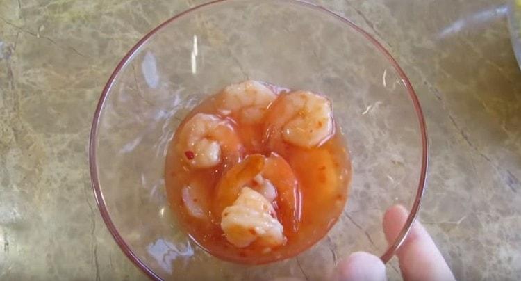 Crevettes étalées dans un bol.