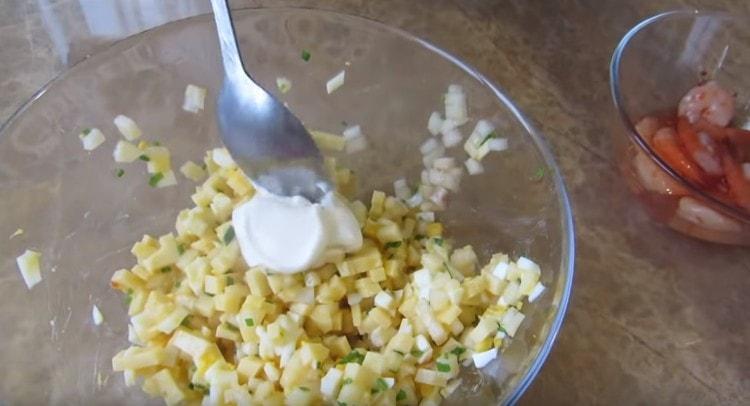 we fill the filling for tartlets with mayonnaise.