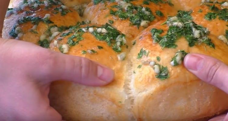 Les petits pains peuvent être assaisonnés d'ail et d'herbes.