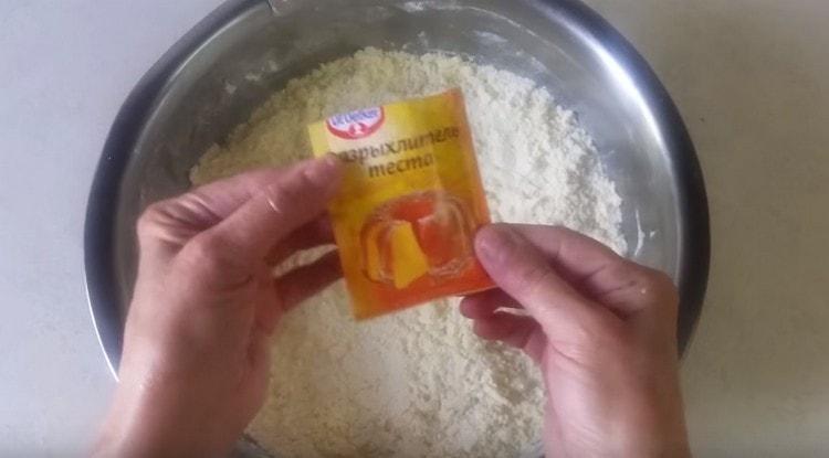 Idagdag ang baking powder sa mumo at muling ihalo.