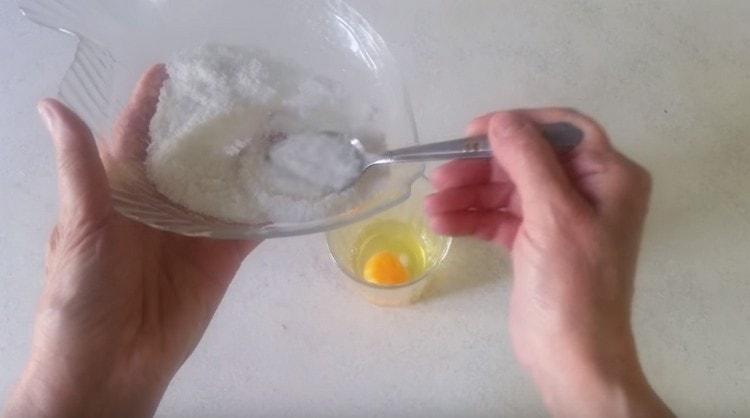 Add salt to the egg and shake.