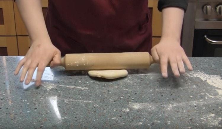Abaisser chaque partie de la pâte.