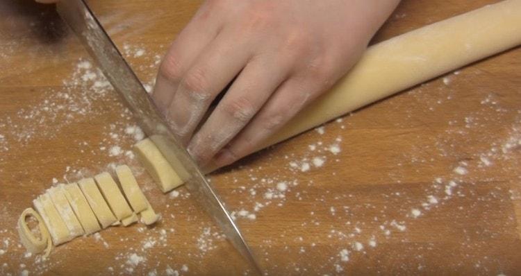 Couper la pâte en nouilles.