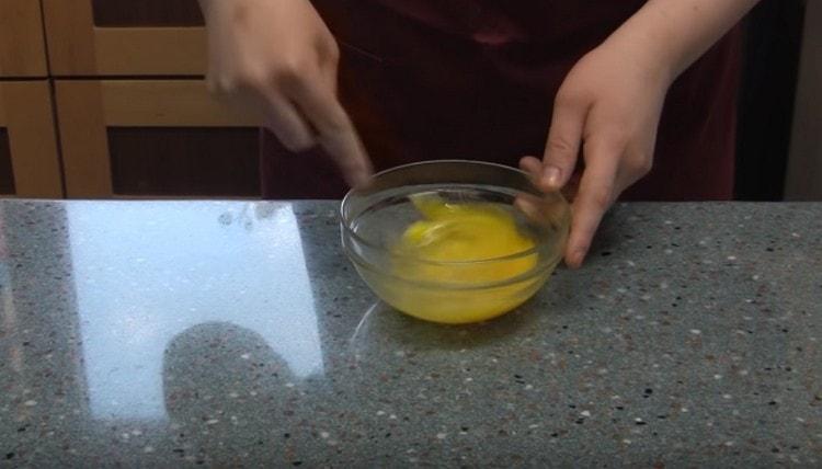 Battez les œufs dans un bol.