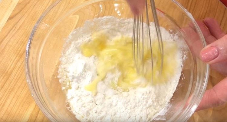 Ajoutez la farine et mélangez la pâte avec un fouet.