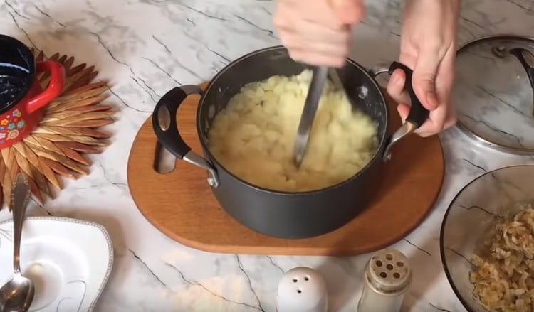 Nous écrasons les pommes de terre avec du beurre et du lait.