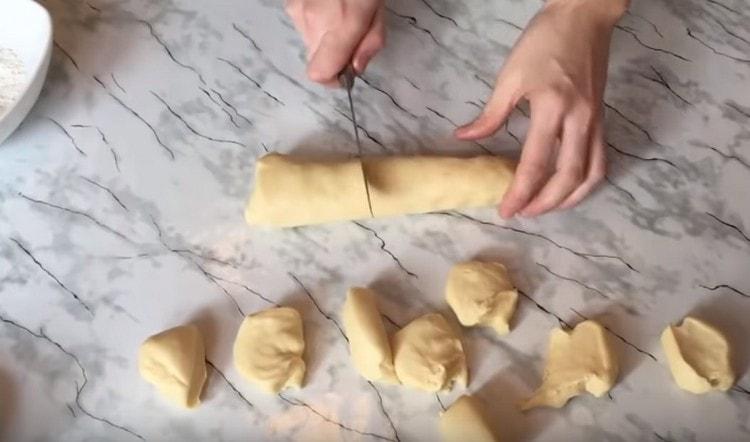 Divisez la pâte en morceaux identiques.