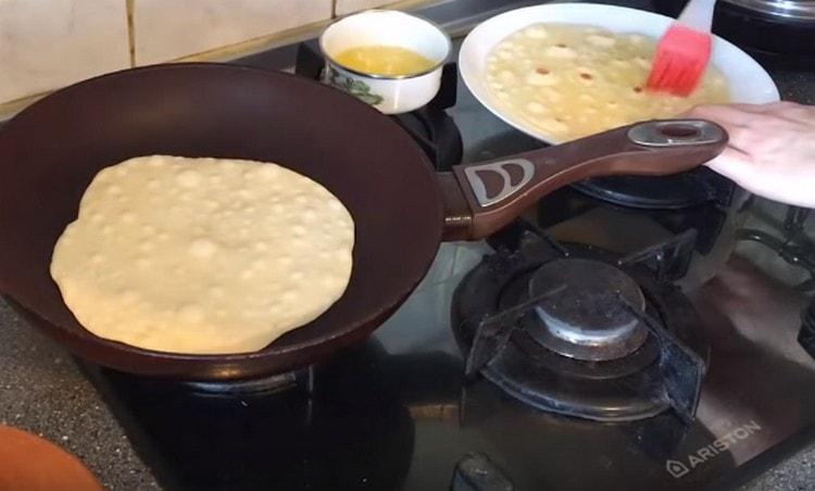 La tortilla frita debe engrasarse con mantequilla derretida.