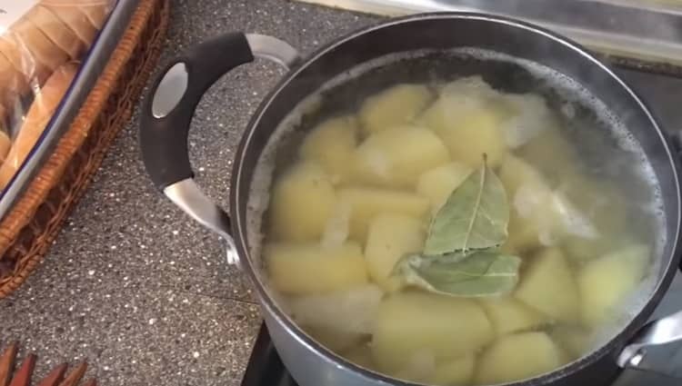 Faire bouillir les pommes de terre jusqu'à tendreté.