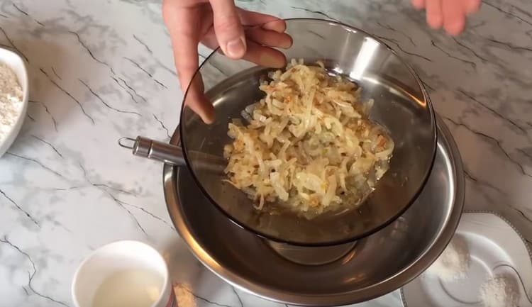 fry the onion for the filling in a pan until golden brown.