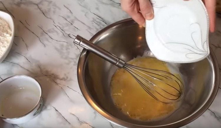Agregue mantequilla derretida y sal al huevo.