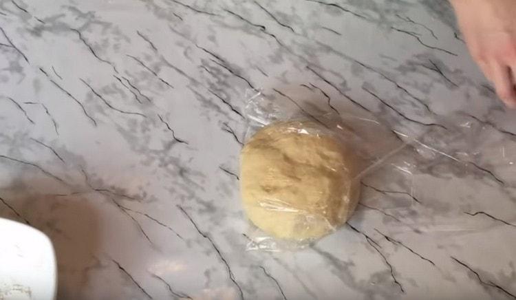 Wrap the dough in film and leave to rest for 20 minutes.