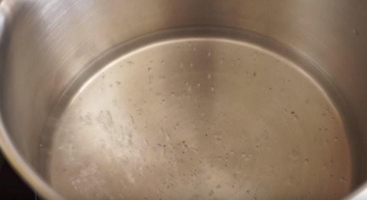 Dans une casserole, porter l'eau à ébullition.