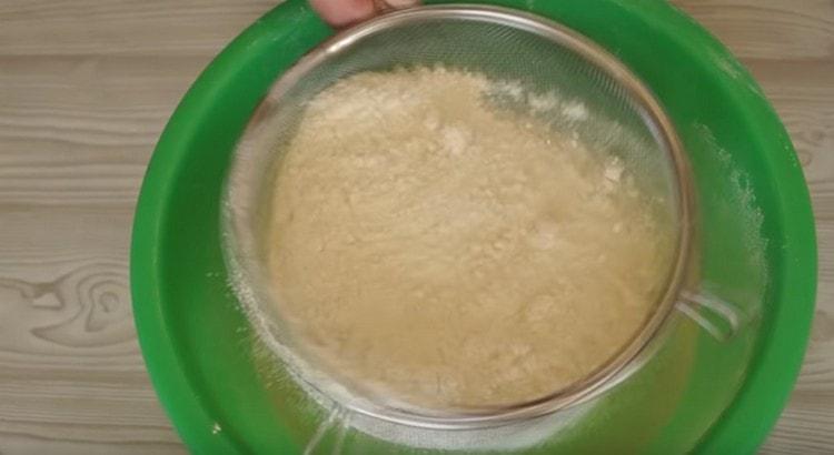 Tamiser la farine séparément.
