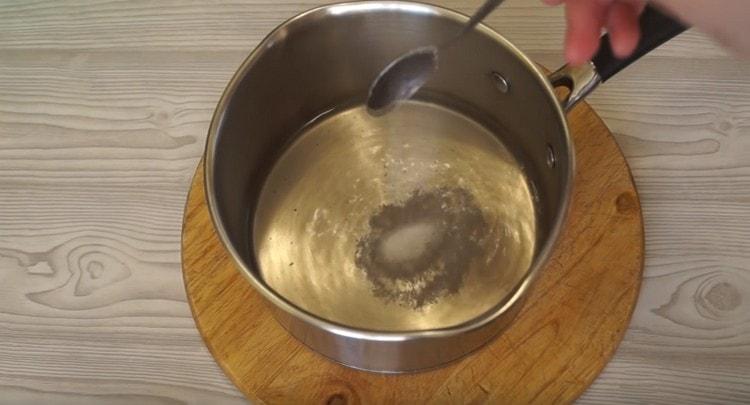 Dissoudre une cuillerée de sel dans de l'eau bouillante.