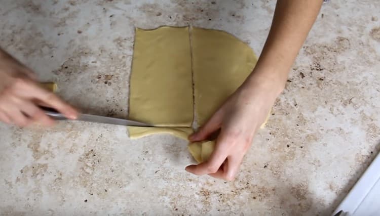 Couper les feuilles de lasagne du lit roulé.