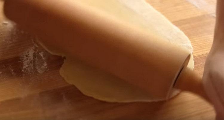 Abaisser chaque partie de la pâte en fines couches.