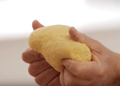 We are preparing a real Italian pasta dough according to a step by step recipe with a photo.