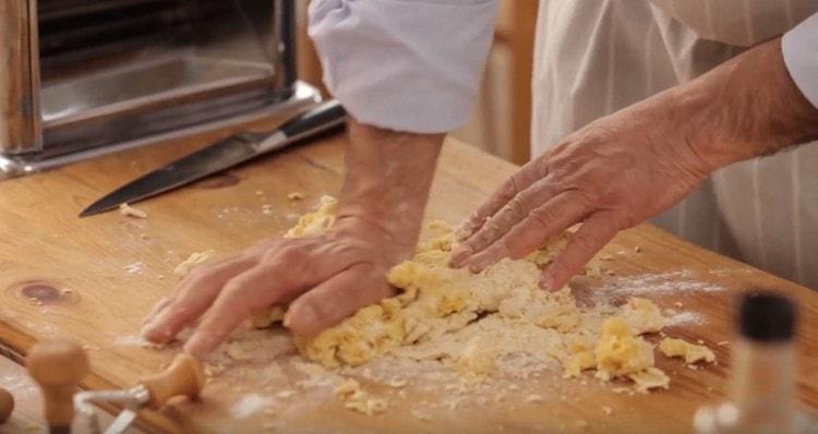 Next, thoroughly knead the dough.