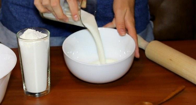 Pour kefir into a bowl.
