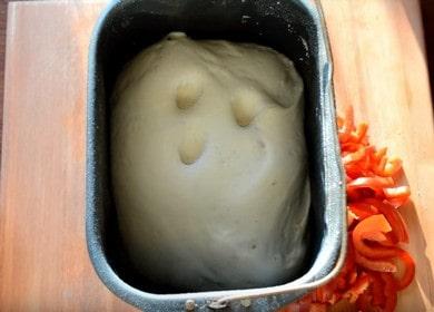 We prepare airy pizza dough in a bread machine according to a step-by-step recipe with a photo.