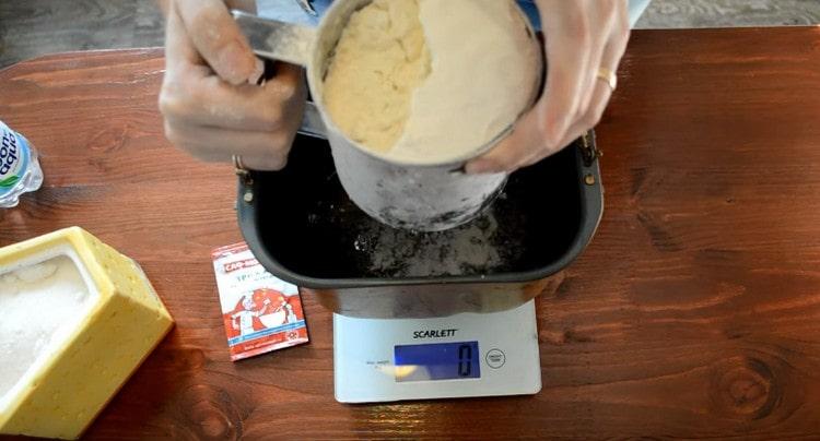 Ensuite, tamiser la farine directement dans le seau.