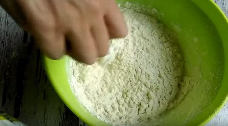 Tamizar la harina en una masa, mezclar.