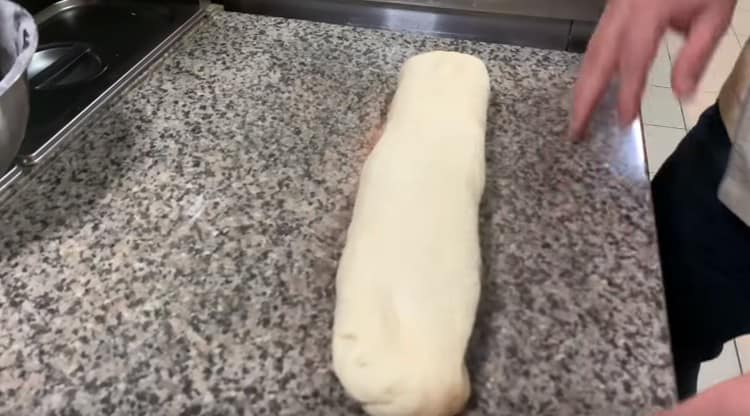From the dough we form a sausage.