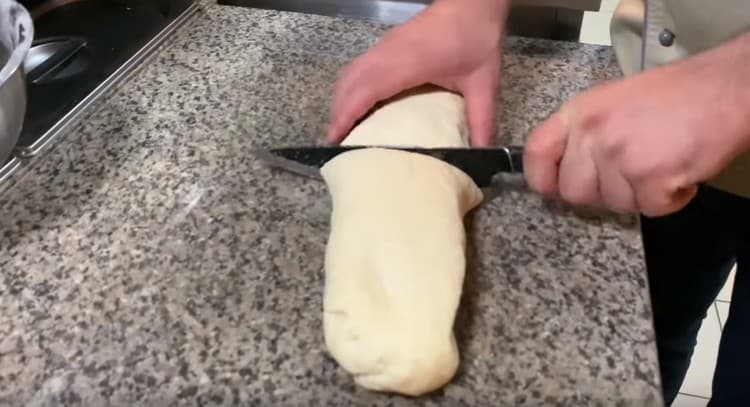 Divide the dough roller in half.