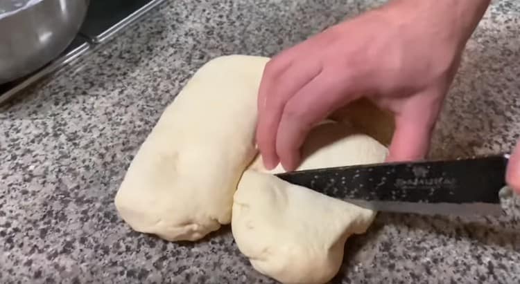 Nous divisons chaque moitié de la pâte en 3 parties.