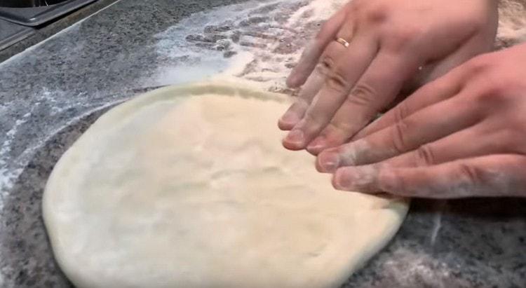 Amasar cada pastel de masa con las manos.