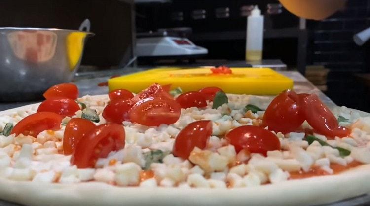 Nous répandons les tranches de tomates.