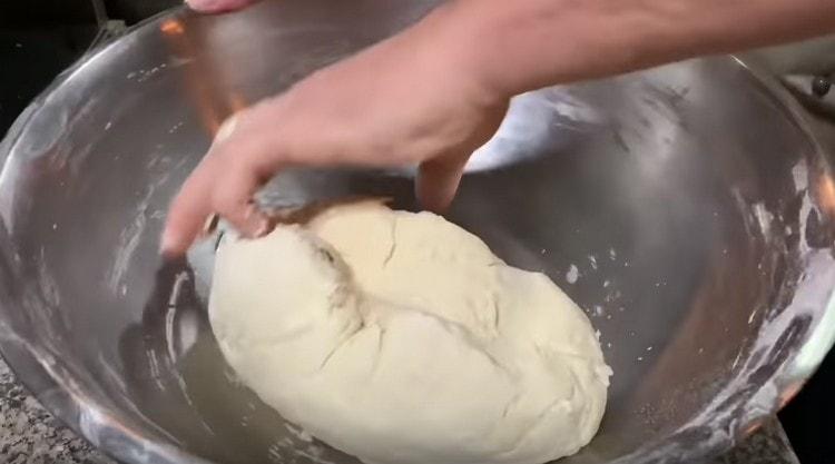 Subject to proportions, the dough is kneaded easily and nothing should remain in the bowl.