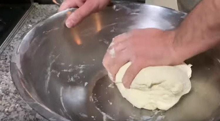 Pétrir la pâte à fond.