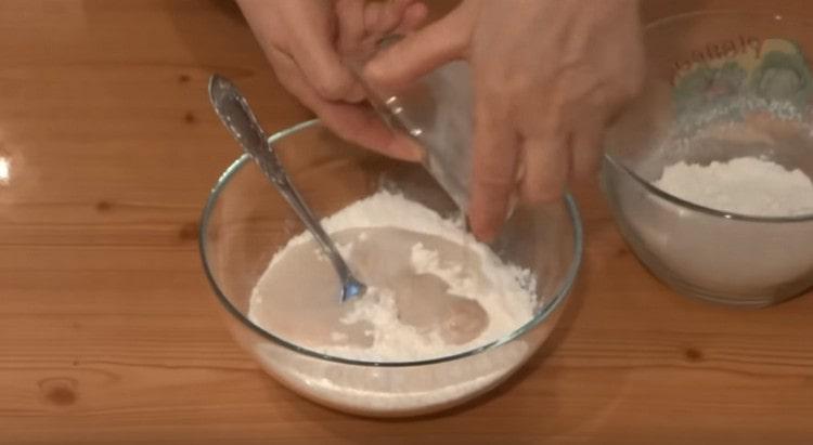 Add salt, yeast mass to the flour. vegetable oil.