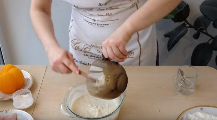 Pour the homogeneous yeast mass into the dough.