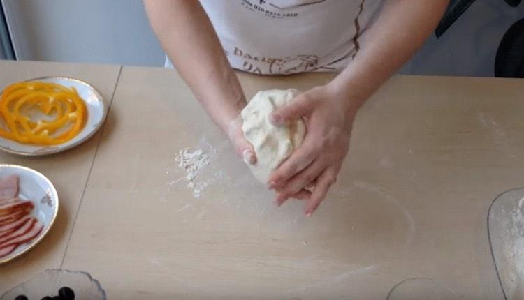 Knead the dough in one lump.