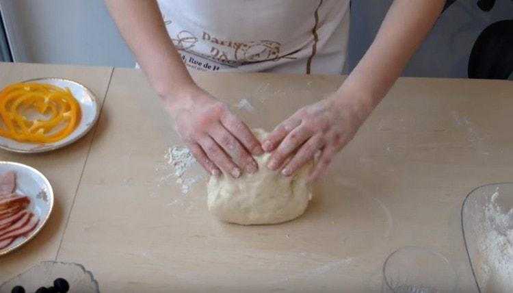 Next, the dough should be rolled in vegetable oil.