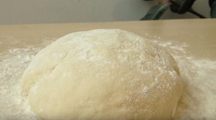 Pizza dough, which is obtained by baking thin, is ready to work.