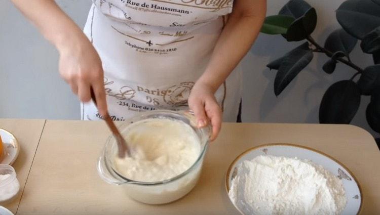 Mix the thick dough.