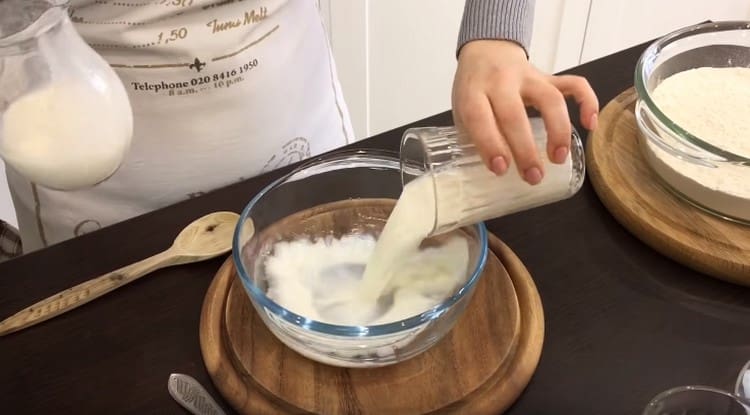 Vierte leche tibia y agua en un tazón.