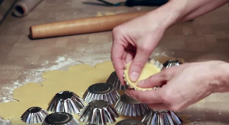 Pressez les morceaux de pâte dans la pâte et répartissez la pâte dans le panier avec les doigts.