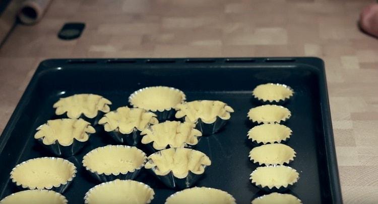 Nous plaçons les flans sur une plaque à pâtisserie et les mettons au four.