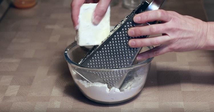 Frotamos mantequilla fría directamente en la harina.