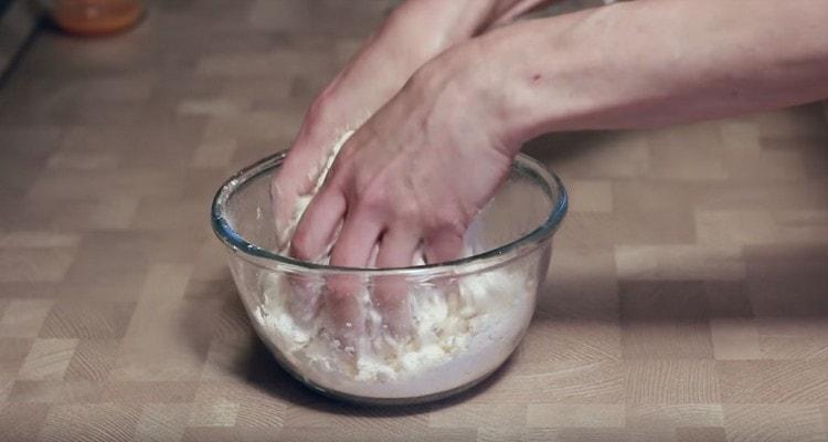 Moler la mantequilla y la harina en migajas.